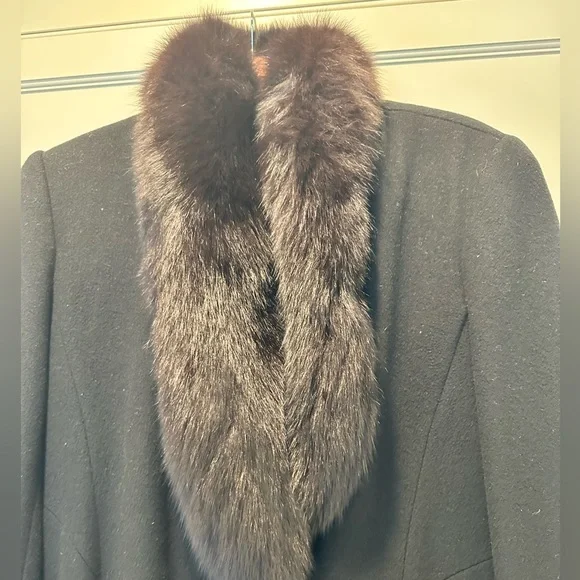 Stunning Cashmere blend dress coat with fur trim - Picture 6 of 9